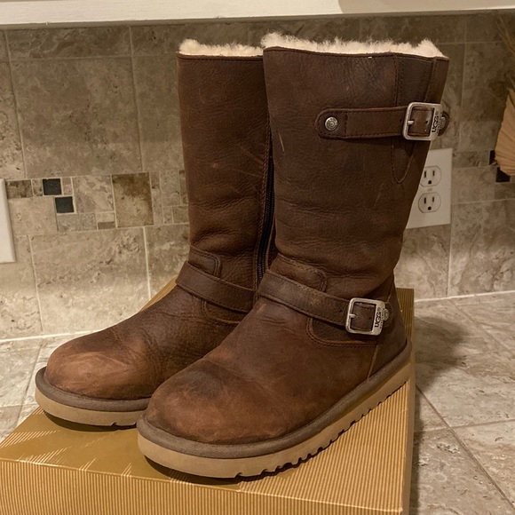 UGG Mid-calf KIDS Leather boot with buckles Like NEW - Picture 1 of 4